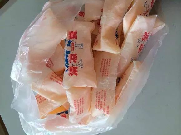 冰袋,袋装的饮料,在冰柜里冻成冰,边角处咬一个小口就可以慢慢的边吃