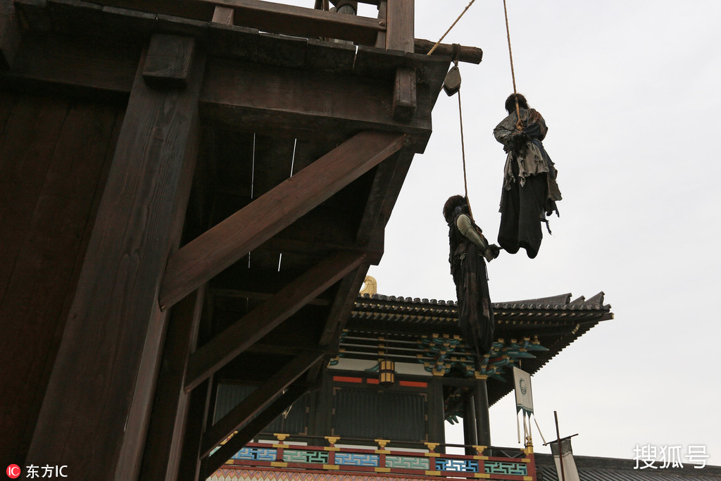 湖北襄阳剧组拍戏搭建行刑台"吊死鬼"看着渗人