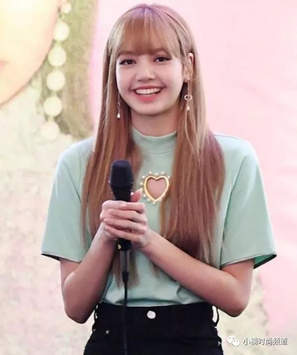 明星穿啥blackpinklisa爱心t恤现身签名会