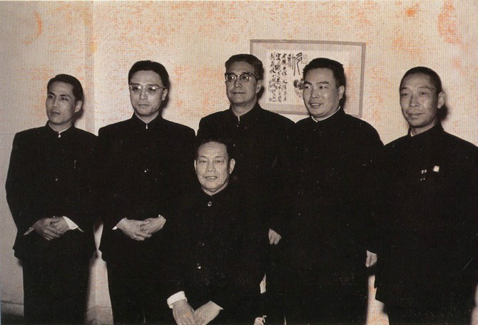 从左至右依次为:明毓琨,李少春,周信芳,高百岁,李和曾,徐敏初