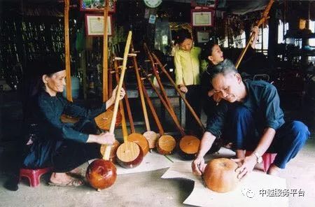越南丁琴有很多种,传说中丁琴有12根琴弦,演变到现在就只有2 3根