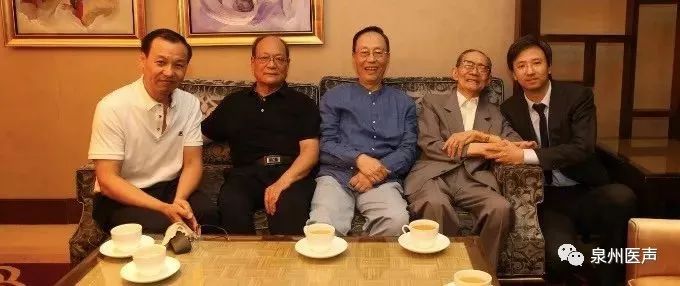 部分获奖专家合影,左起肖相如,李致重,李俊龙,费开扬,孔令言