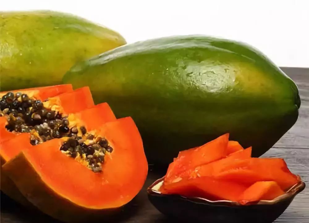 不论木瓜蛋白酶,还是木瓜里的类胡萝卜素,都不存在丰胸效果.