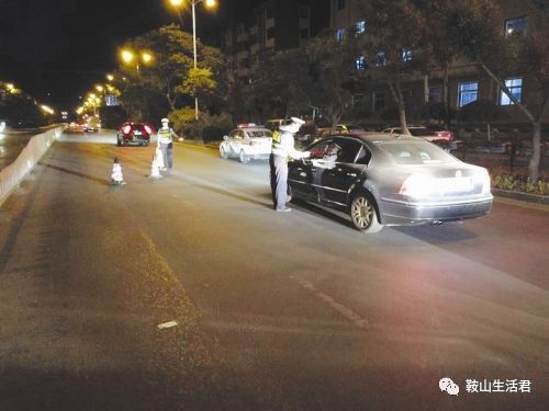 夜晚,民警现场查酒驾.照片由警方提供