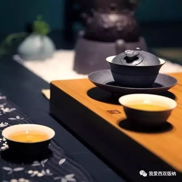 人生如茶,空杯以对. 半盏香茗.观浮沉人生, 一颗静心看清谅世界.