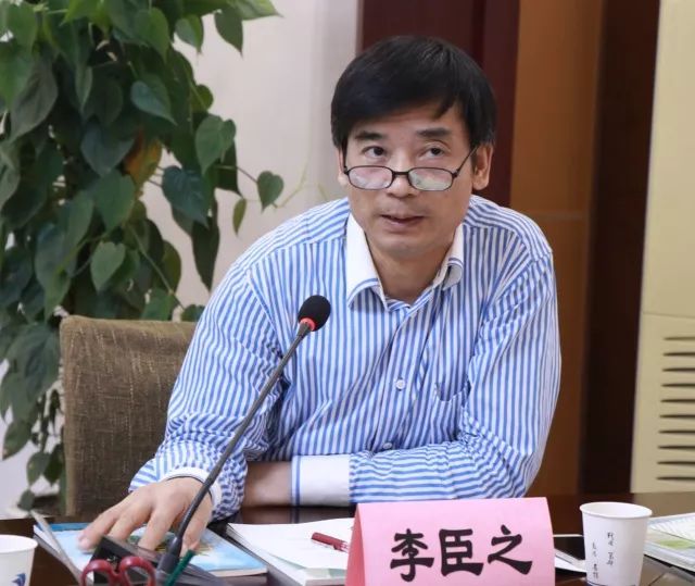 李臣之深圳大学师范学院副院长李臣之教授说《生态小公民》读本体现