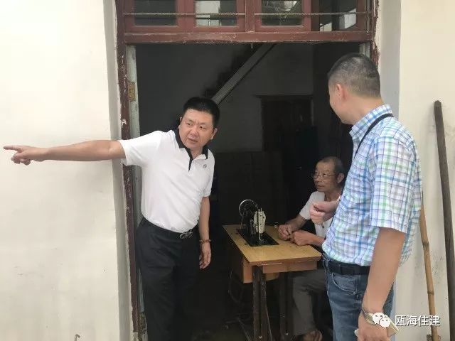 上班前,区住建局两次召开抗台紧急部署会议,局长刘晓千分别传达了市