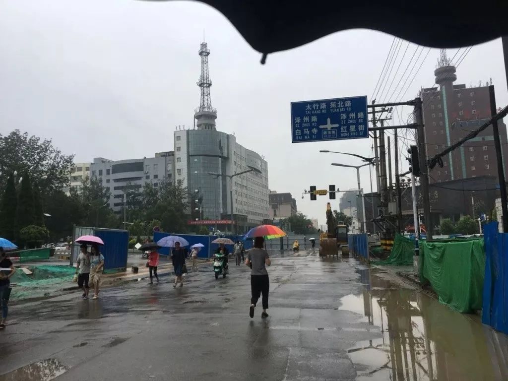 【实拍】晋城阴雨连连!雨中的这个帅小伙意外火了……新市街已!