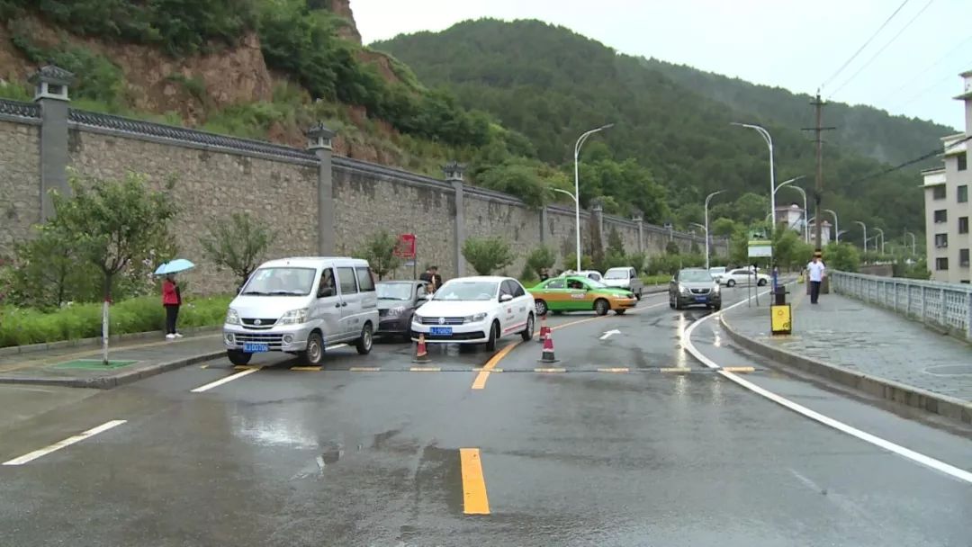 黄陵城区,因雨天路滑酿车祸.