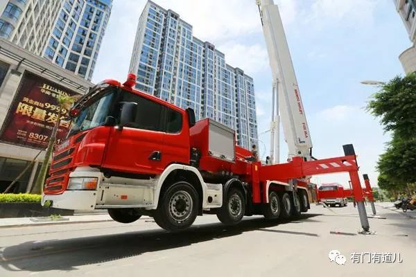 中国这三辆消防车是进口由芬兰博浪涛公司的,每辆消防车价钱是2400