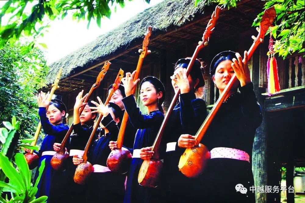 丁琴不仅具有岱依族,侬族,泰族原真的传统价值,还是越南人关于演唱