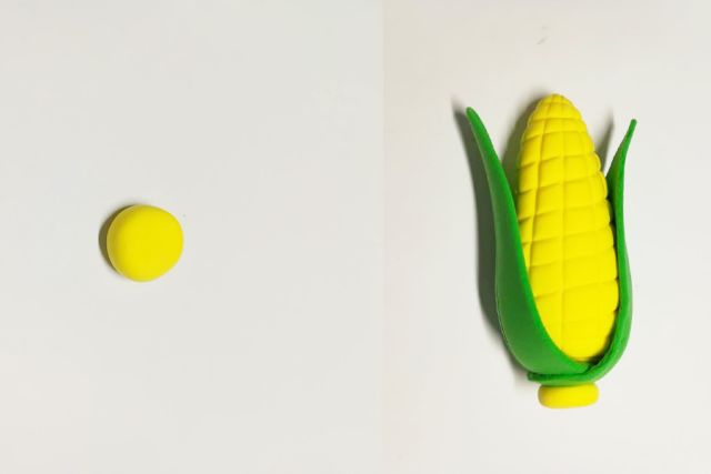取适量黄色粘土搓圆压扁,把黄色小圆粘在做好的玉米底部,美味的玉米就