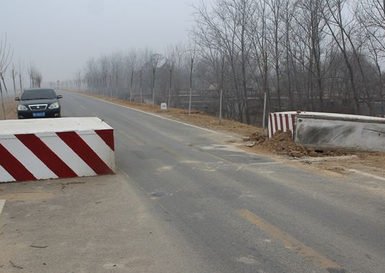 修建完成之后,在道路入口或者道路中间防止一些限高栏或者限宽水泥柱