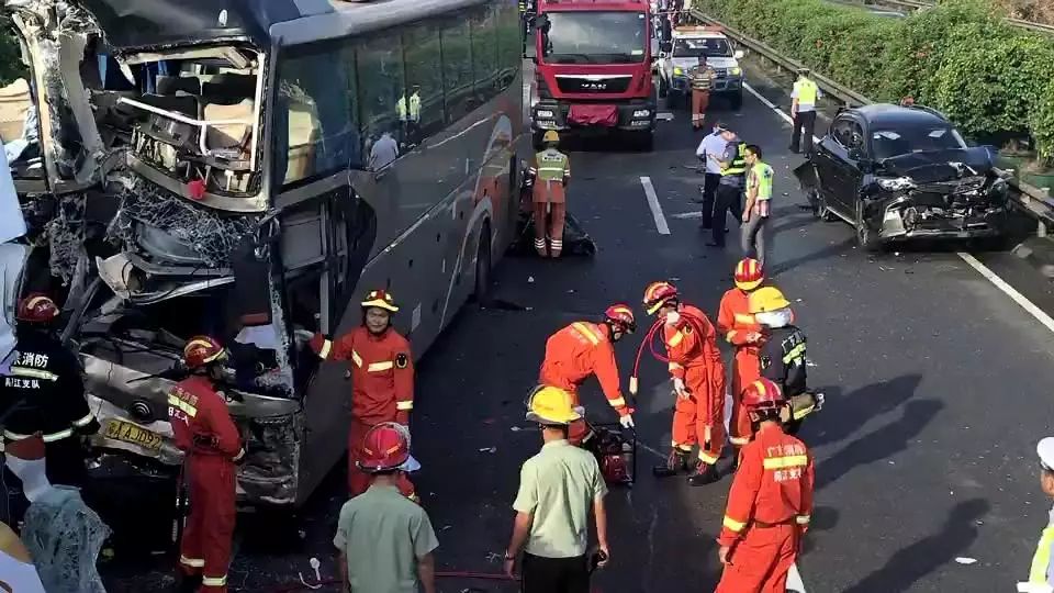 沈海高速北惯出口附近往湛江方向发生一起7车连环相撞的交通事故