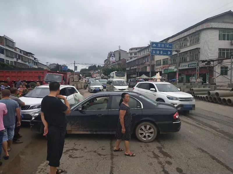 轿车横在路上发生一起"离奇"的交通事故永顺岔路口就在今天(7月10号)