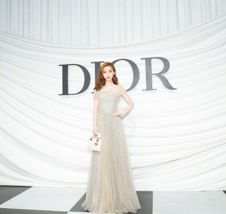 杨颖出席dior2018春夏高定秀与此同时,官博在七月频繁发出与景甜互动