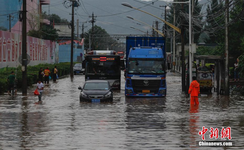 北京局地暴雨致路面严重积水