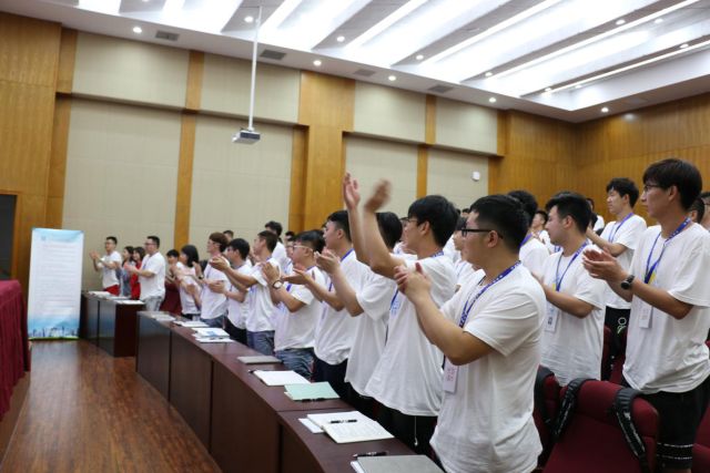 老总边干边开会_开会图片真实(3)