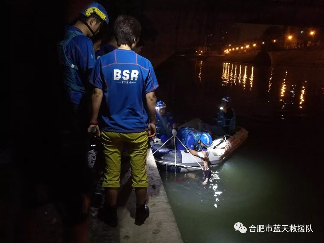 23:30,合肥市环城公园一年轻男子跳河.