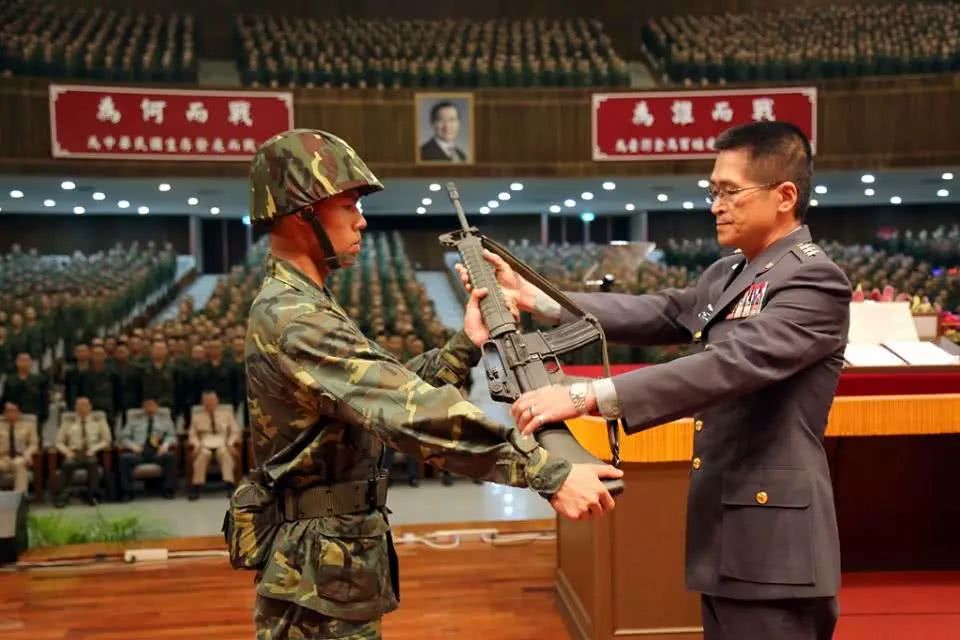台湾军校授枪仪式枪口对准蔡英文,引发台湾网友群嘲