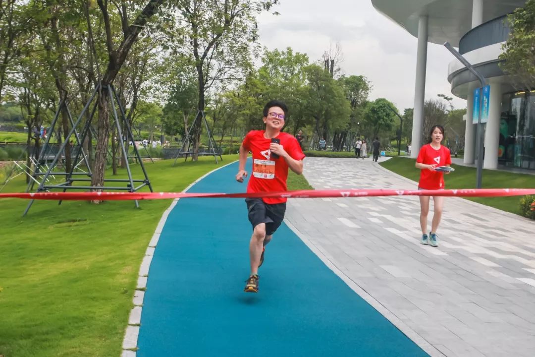 跑完5km/10km后的运动牛人们领取了奖牌,在终点基地合影留念.