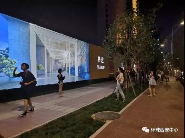 优雅围挡的灯光点亮了夜空夜幕降临后构成了一幅妖娆的城市幻境将工作