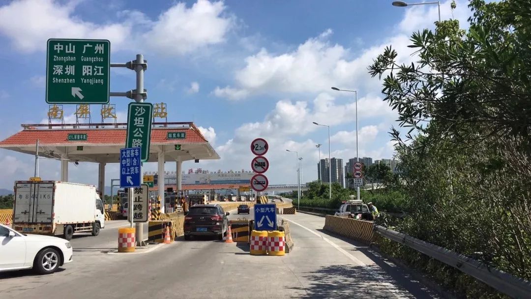 为缓解交通压力,广澳高速南屏收费站旁通往沙坦路的道路也实施