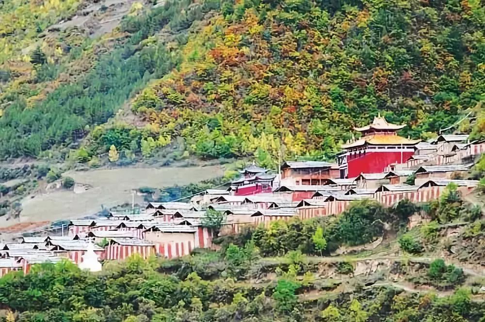 白古寺 群山脚下 那悠扬的诵经声在这里飘荡 地址:甘南州迭部县多儿