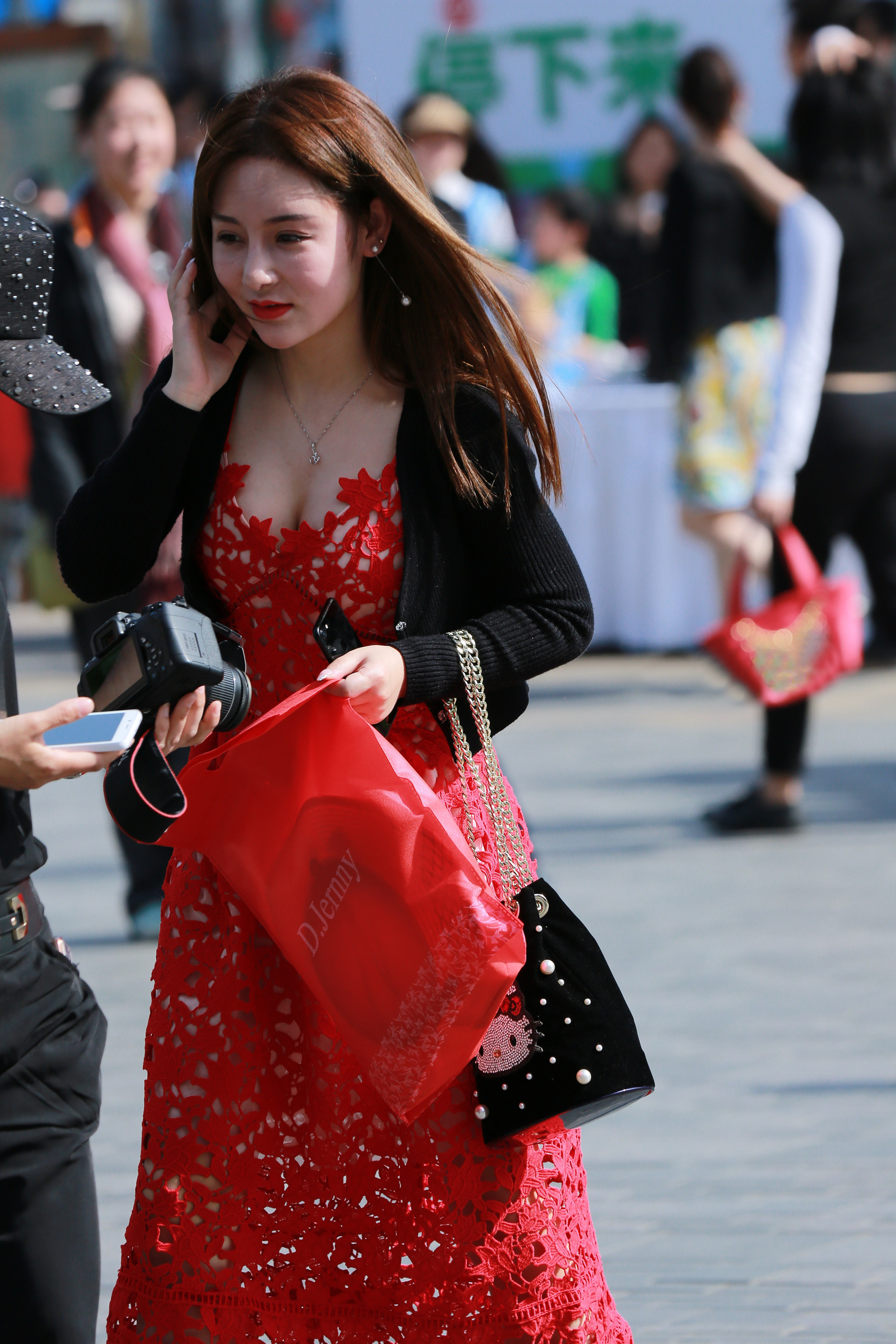 街拍丝袜：黑丝配红色包臀皮裙，展现完美女神气质【套图】 - 麻豆街拍