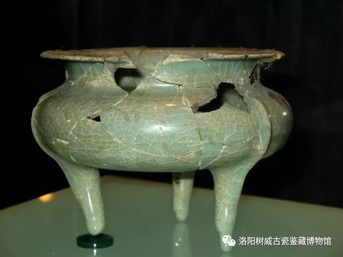 官窑博物馆占地面积约15000平方米,建筑面积4364平方米,由展厅和郊坛