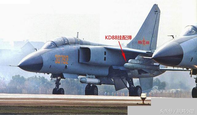歼轰-7a挂装kd88空地导弹,对地能力增强!