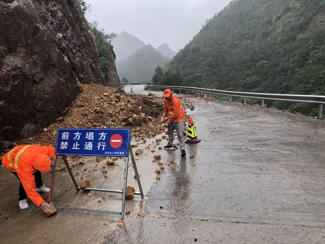 交通运输部门紧急清除路障并对塌方路段设置警示牌