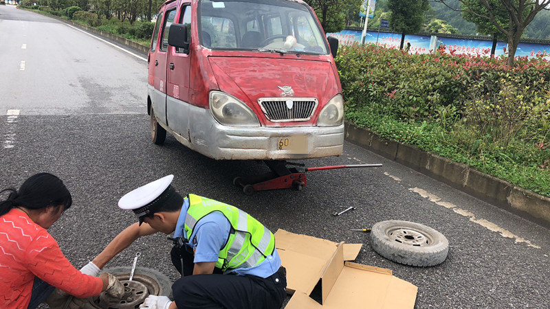 水城:三轮车爆胎坏在路中间 水城交警帮忙及时消除隐患