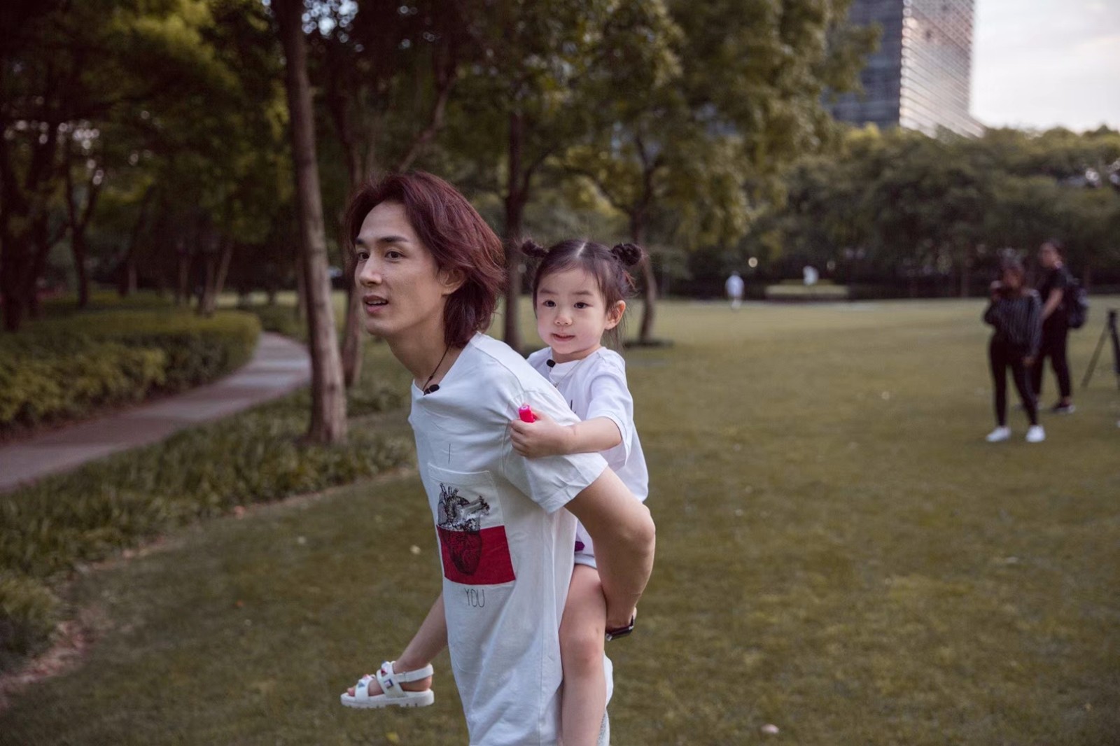 李承铉也是实力宠女儿了,跟女儿一起玩亲亲抱抱举高高.