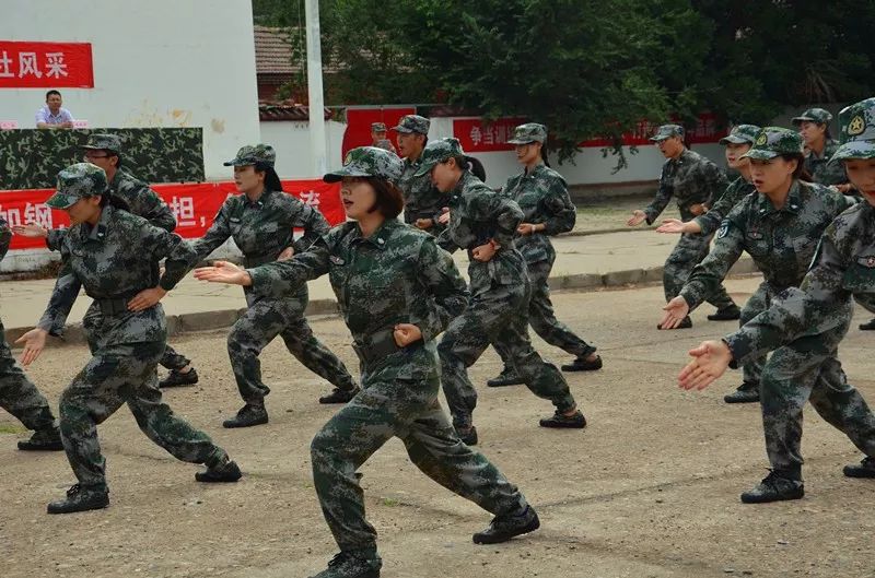 图为学员进行擒敌拳表演