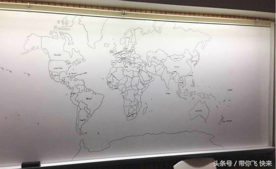 11的儿子在旁听,趁着课间儿子在白板上画出了完整的世界地图图片