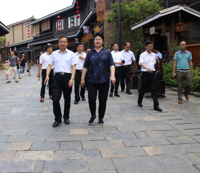 7月9日,遵义市人大常委会副主任,正安县委书记邓兆桃率党政考察团到