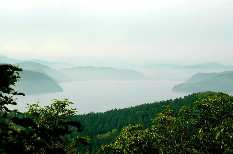 星星哨景区位于吉长南线中部,地处高山之间,水域辽阔,风光十分秀美