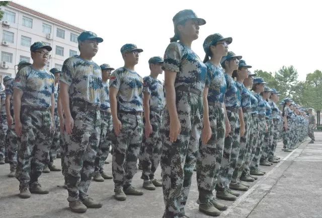 矫正军姿,以标准军人严格要求 头顶炎炎夏日,即使满头大汗,湿了衣衫