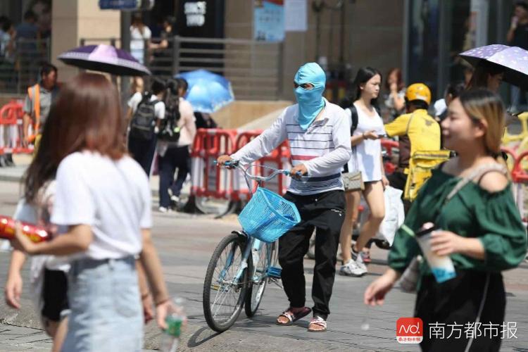 7月11日,深圳东门步行街,烈日下的行人.南都记者 刘有志 摄