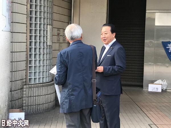 日本前首相野田佳彦连续31年坚持给路人发传单日媒直呼少见