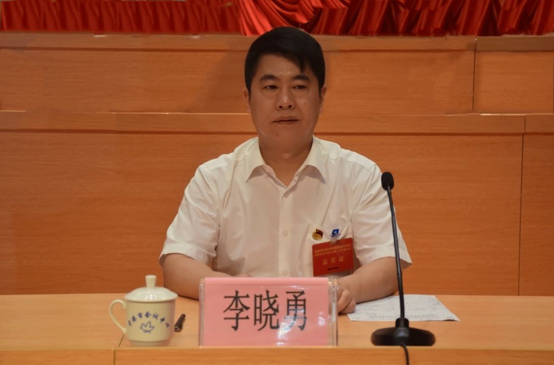 团广西区委副书记李晓勇讲话会上,团市委副书记张美玲代表贵港市青年