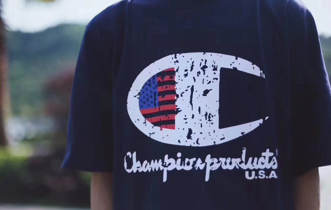 可以让你穿一个夏天的champion冠军美国星条旗logo印花情侣款t恤!