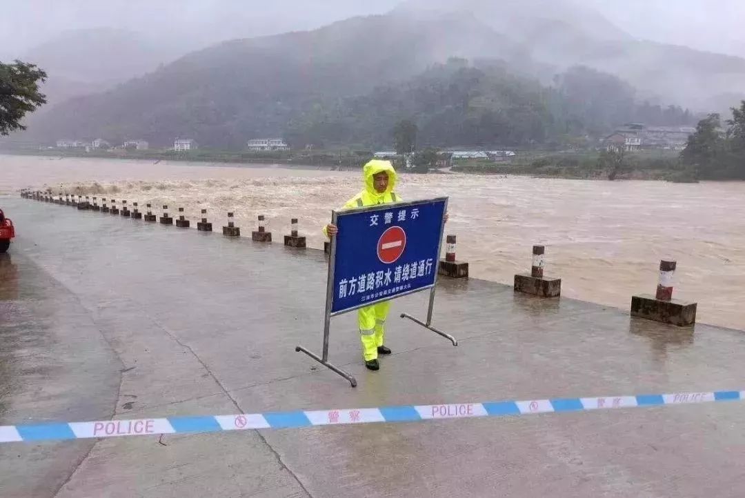 江油路况:江油市雁门镇雁柳路漫水桥被山洪淹没,江油交警联合相关