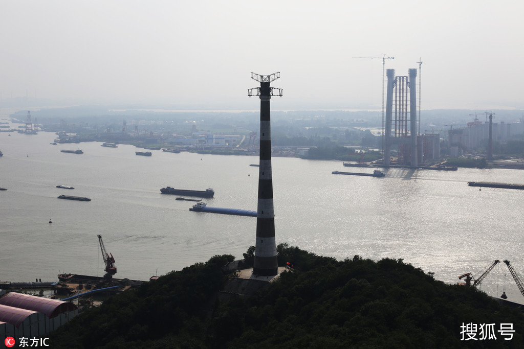五峰山长江跨越塔成功爆破5万吨海轮可直抵南京