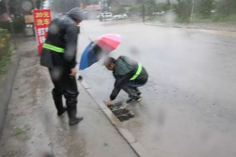 暴雨来了,回顾下雨中执法的最帅朝阳安监人身影!