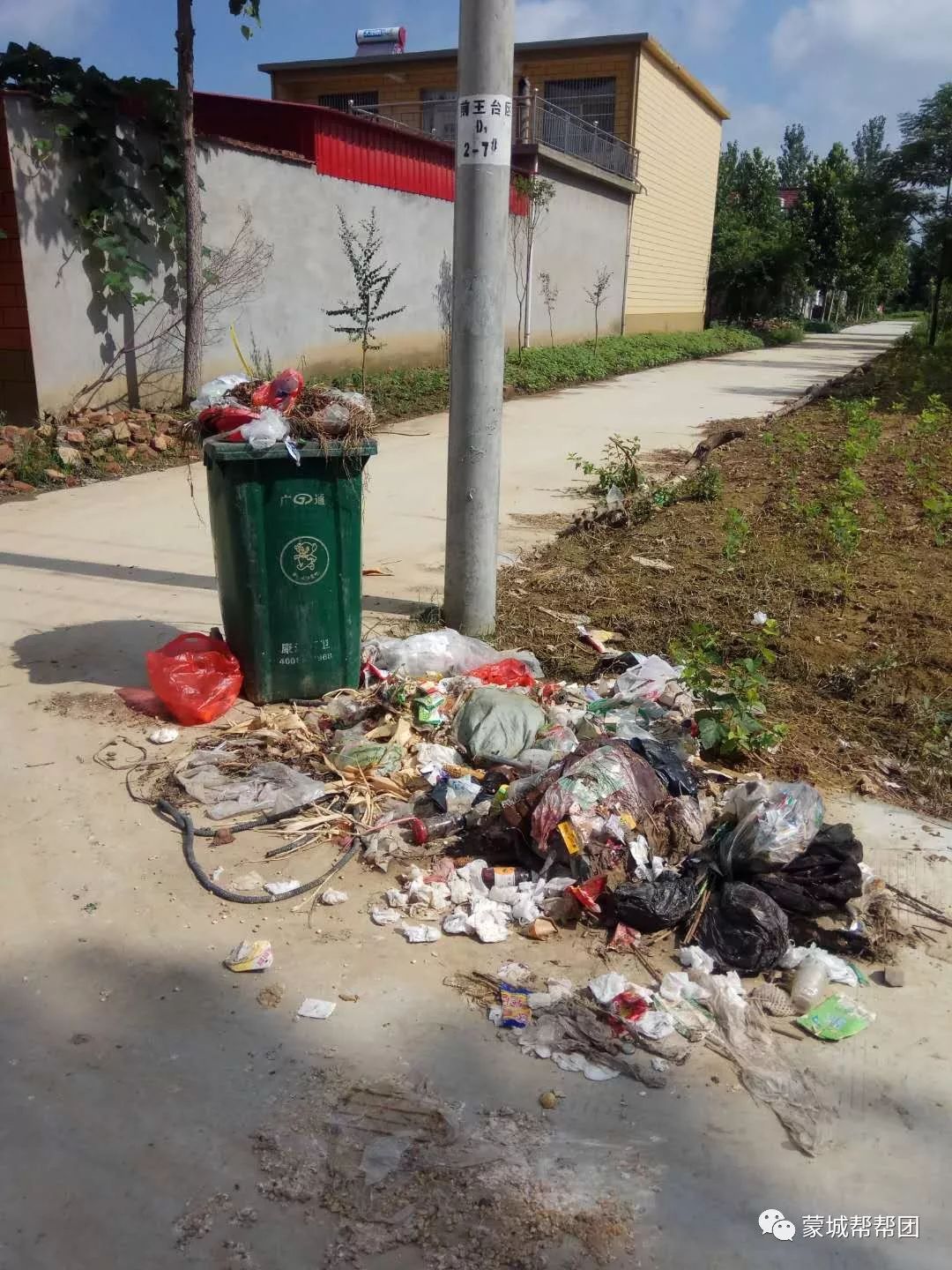 蒙城这个村垃圾堆放1个多月,无人问津.