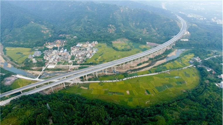 在《规划》中, 桂林至相邻的贺州也将有第二条高速公仿路线.