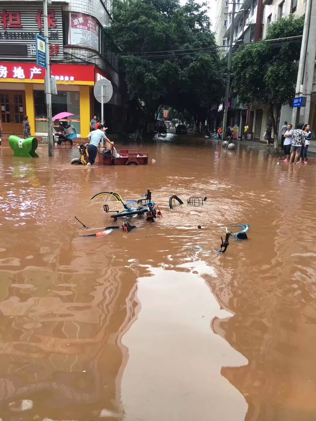 连日暴雨,受洪涝影响,竟有一处"雷打不动"的地方?