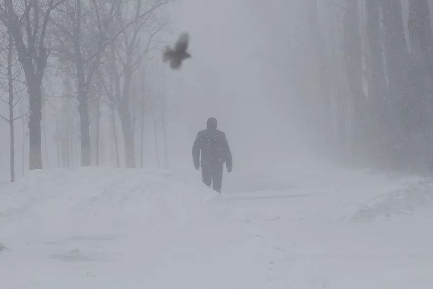 风雪交加的滑雪场.